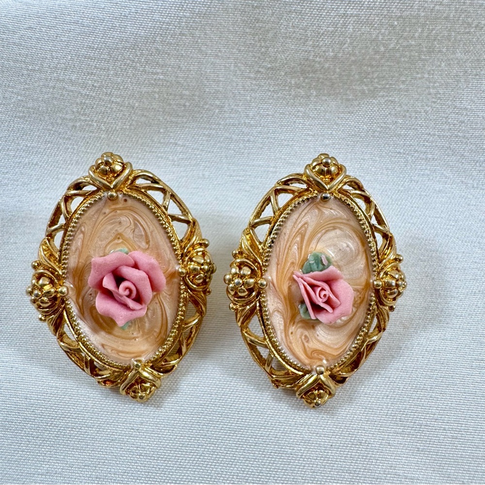 Unique Vintage floral earrings in great vintage condition for pierced ears.
